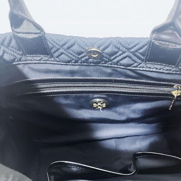 Tory Burch 
Ella 
Quilted Shoulder Bag - Picture 13 of 14